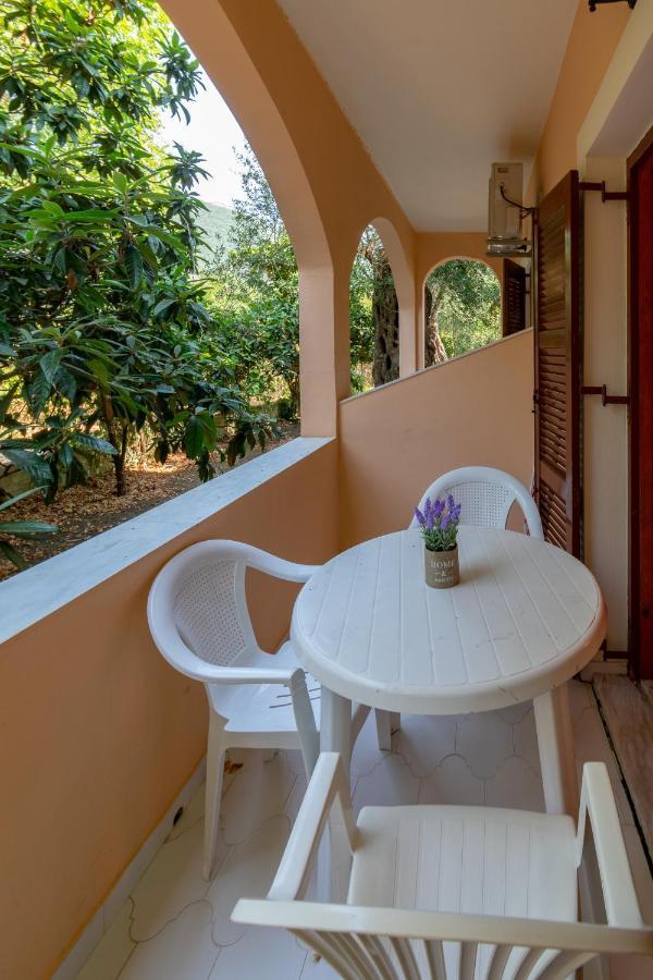 Villa Olive Apartments Ипсос Екстериор снимка
