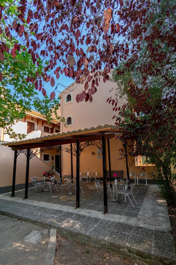 Villa Olive Apartments Ипсос Екстериор снимка